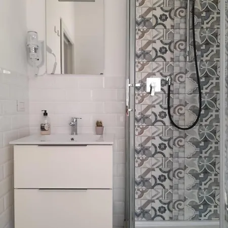 -l' Oasi Del Turista, Room2- Station Casa de hóspedes Milão